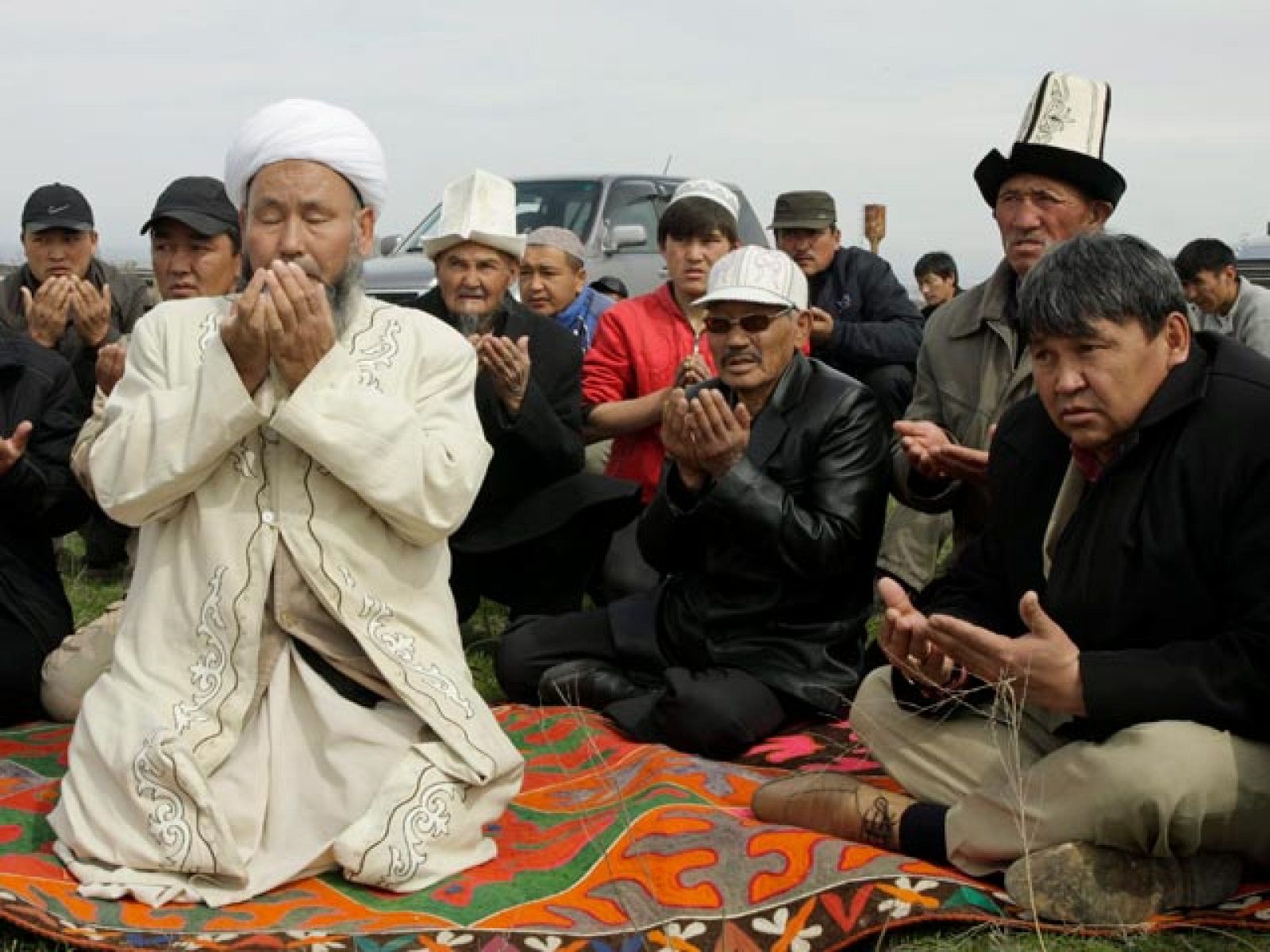 Jornada de luto en Kirguistán por los 76 muertos en la manifestación del miércoles | Ver