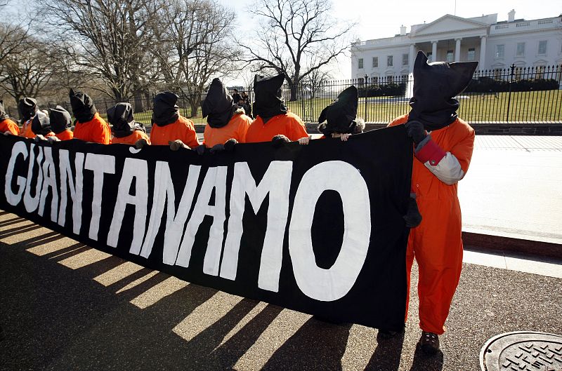 Un alto cargo del Gobierno de Bush le acusa de ocultar que presos de Guantánamo eran inocentes