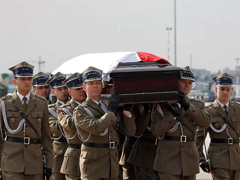 Miles de polacos reciben el Varsovia los restos mortales de Kaczynski