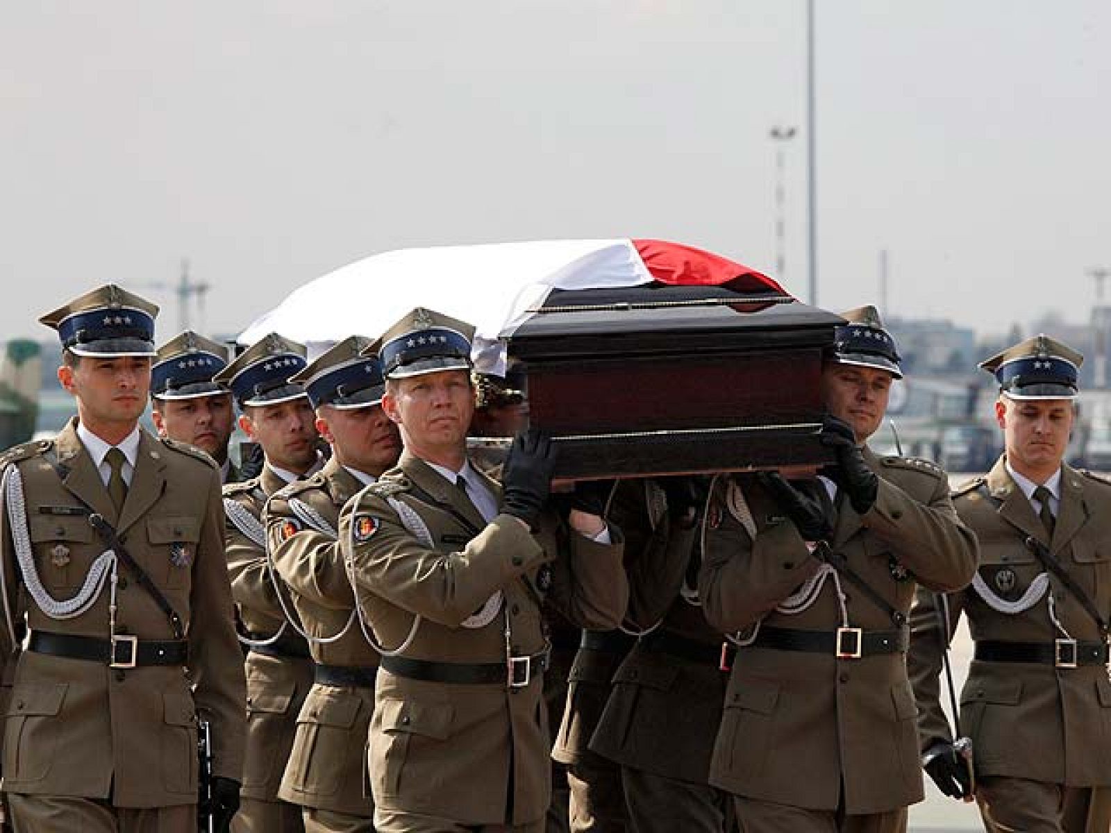 Llegada del féretro de Kacynski a Varsovia