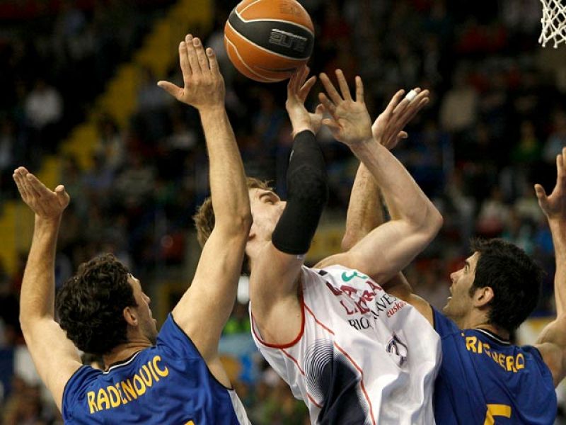 El Caja Laboral cumple e iguala con Real Madrid en segundo puesto