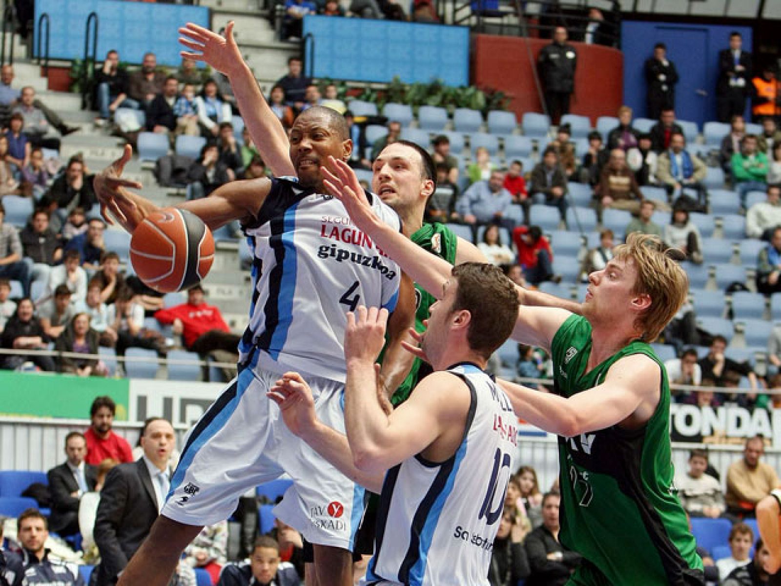 DKV Joventut 67-90 Unicaja