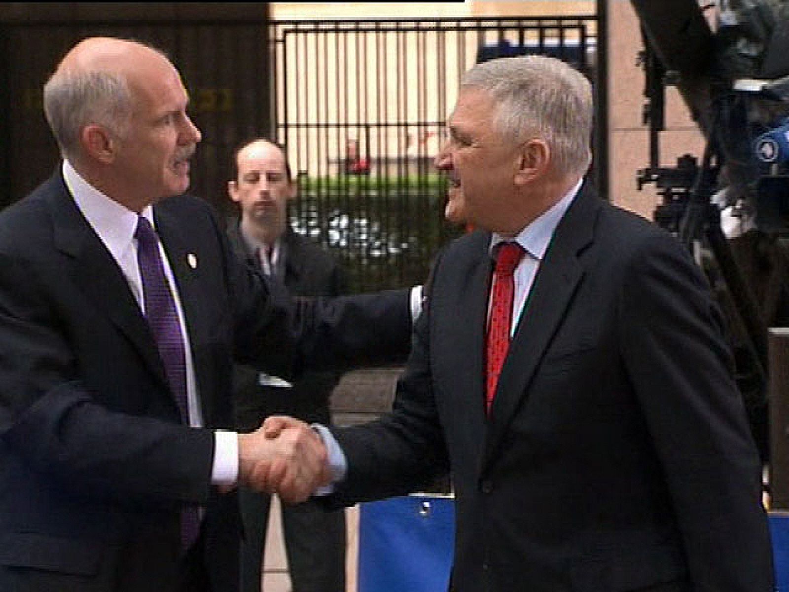 Vuelve la confianza a los mercados después de conocerse el plan de rescate para evitar que Grecia entre en bancarrota | Ver