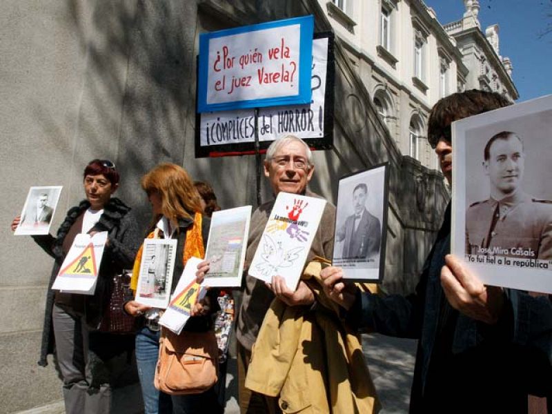 Las colectivos de Memoria Histórica se querellan contra el juez que ha procesado a Garzón