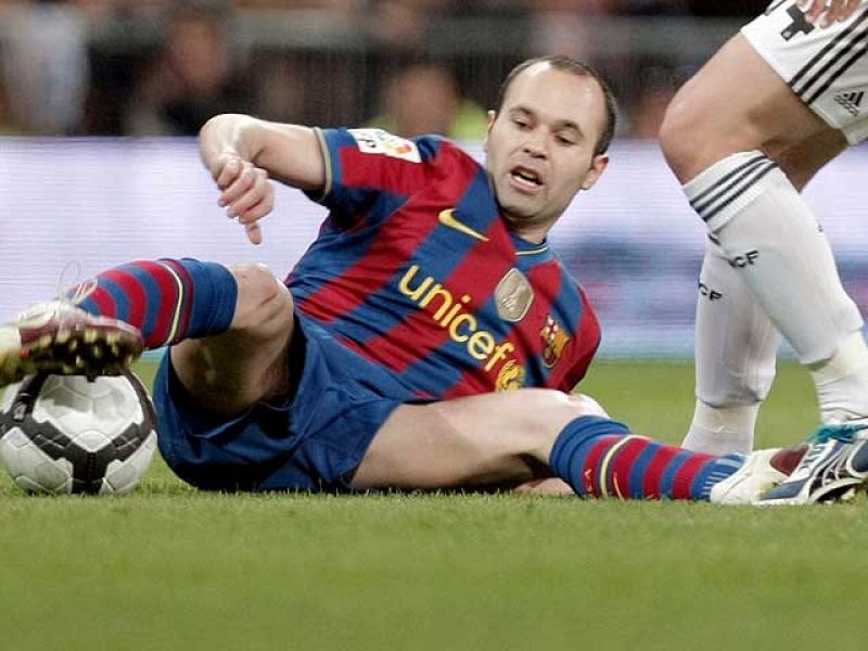 Iniesta recae de su lesión y estará un mes de baja