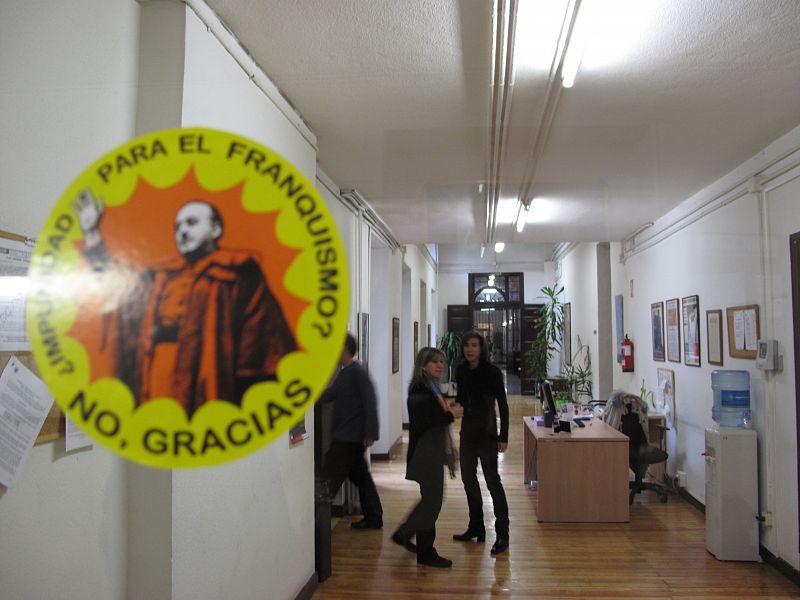 Artistas, intelectuales y anónimos se quedan en la retaguardia en el encierro en falso por Garzón