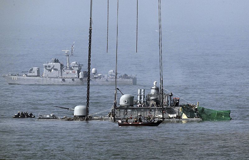 Corea del Sur consigue sacar a la superficie la popa del buque de guerra hundido