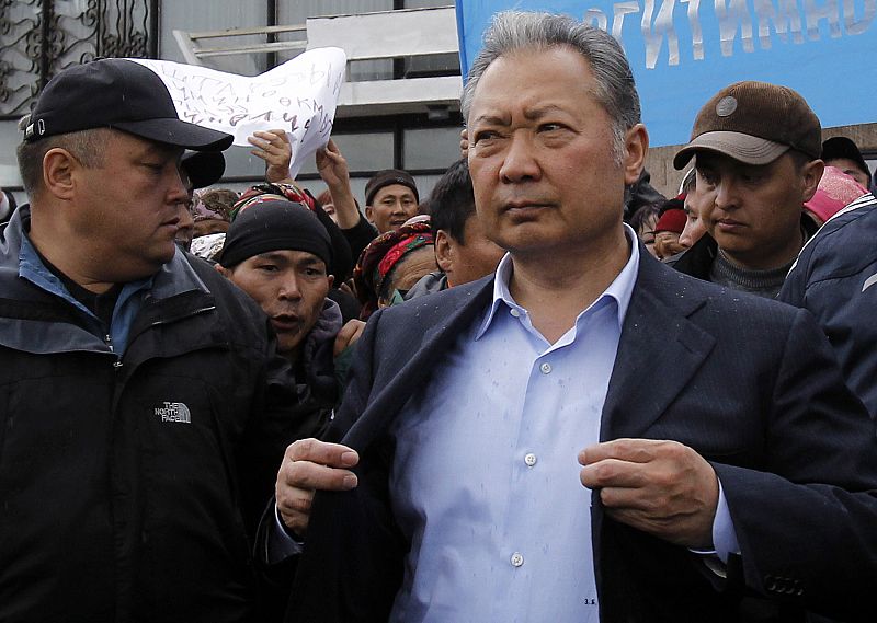 El presidente depuesto de Kirguistán dimite y se refugia en la vecina Kazajstán