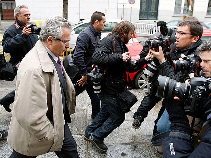 El abogado de Garzón dice que los actos de apoyo le perjudican y niega que el Supremo le persiga