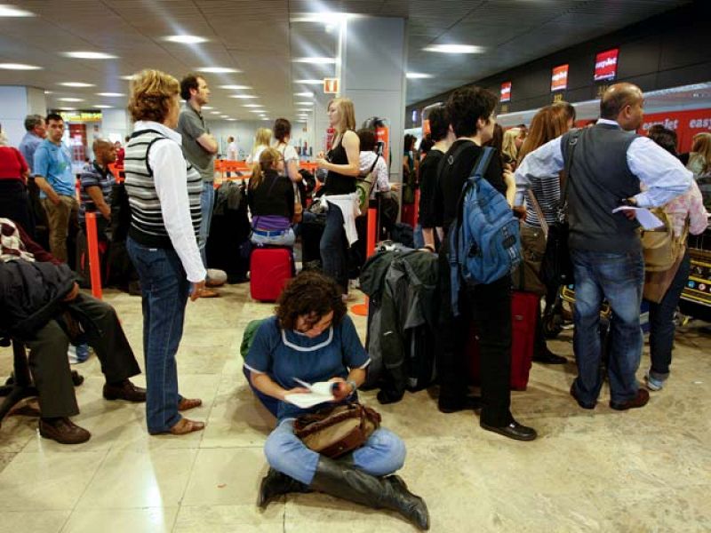 Al menos 497 vuelos cancelados entre España y el norte de Europa por las cenizas de un volcán