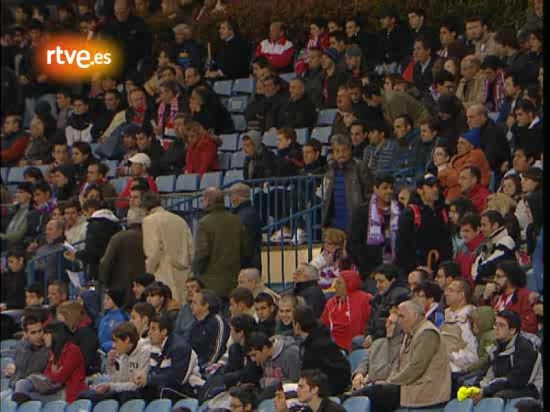 El Liverpool anima a la grada del Calderón