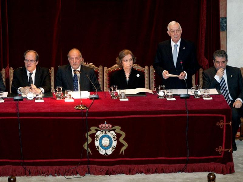 El Rey homenajea a Miguel Delibes, "un hombre bueno, un castellano leal, un español cumplido"