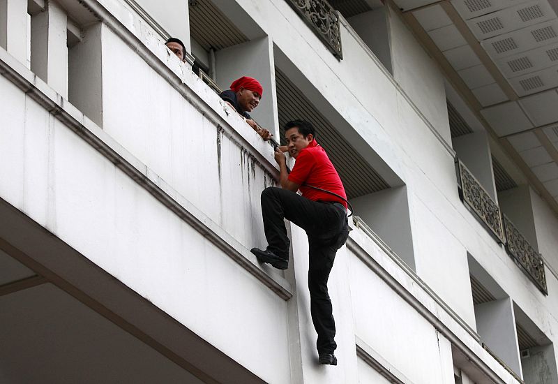 El jefe del Ejército, al frente de la seguridad en un Bangkok tomado por los "camisas rojas"