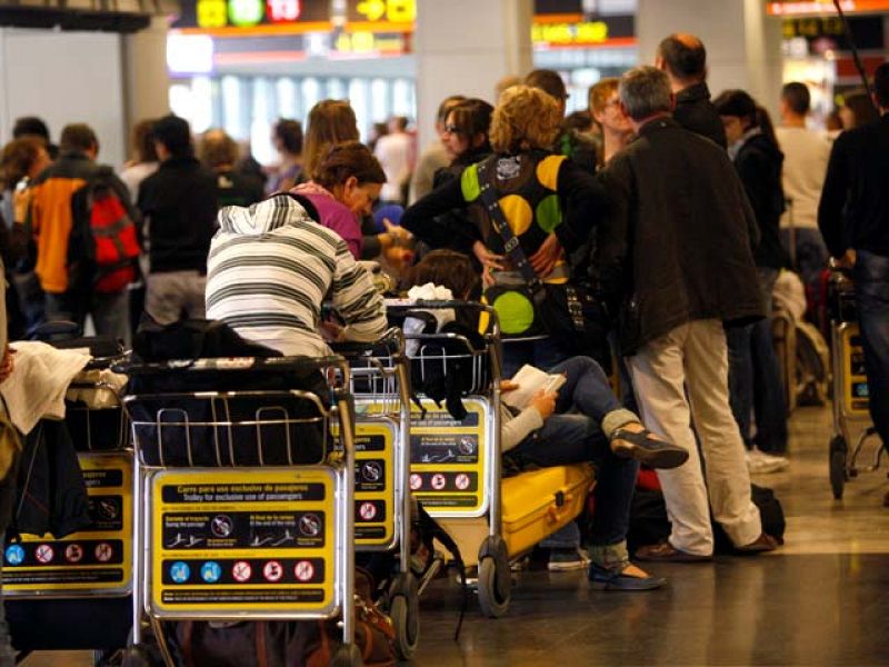 Al menos 1.120 vuelos entre España y el norte de Europa  se cancelan por la nube volcánica