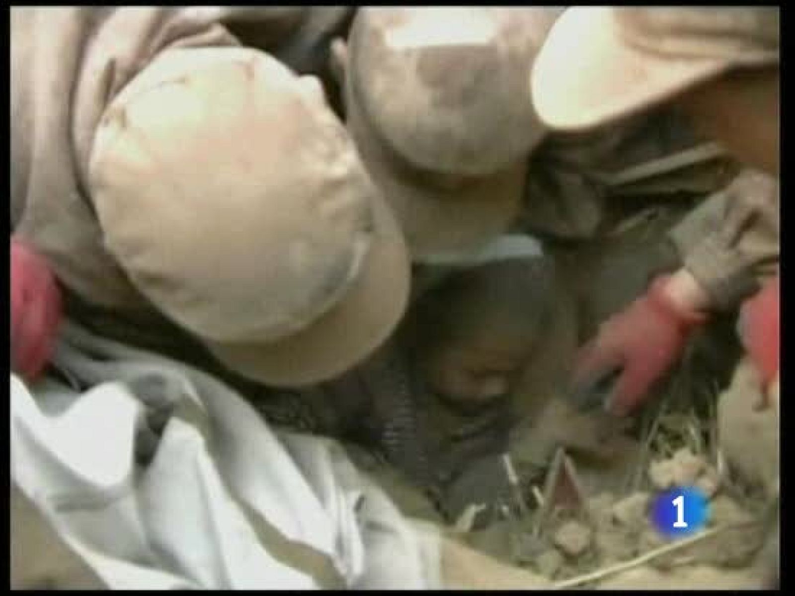 Militares, civiles y monjes tibetanos buscan supervivientes entre los escombros después del terremoto | Ver