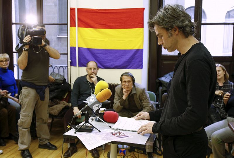 Escritores y artistas dan lectura al auto de Garzón contra los crímenes del franquismo