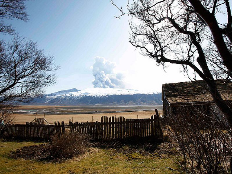 Europa prácticamente paralizada por aire a causa de ceniza de volcán islandés