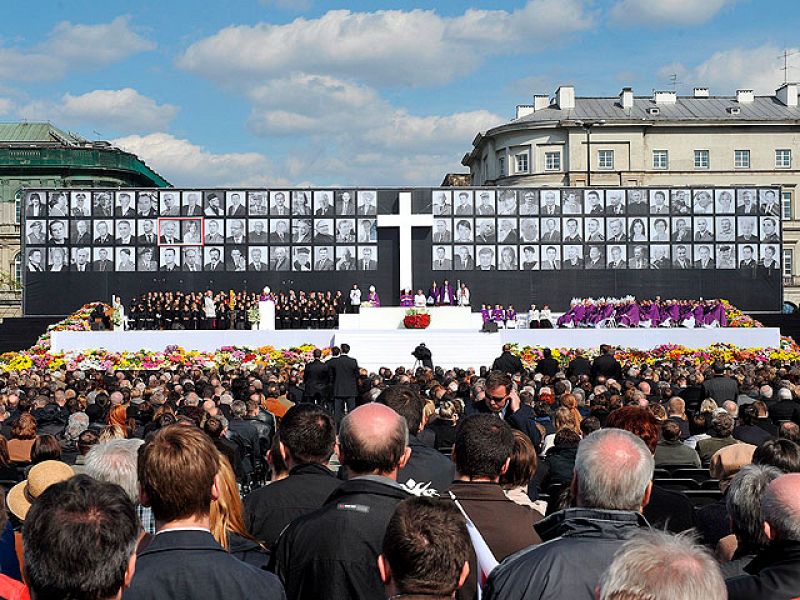 Polonia homenajea a las víctimas del accidente de avión en el que murió el presidente