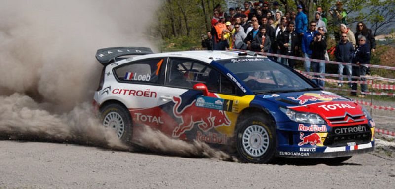 Un pinchazo de Ogier deja líder a Loeb