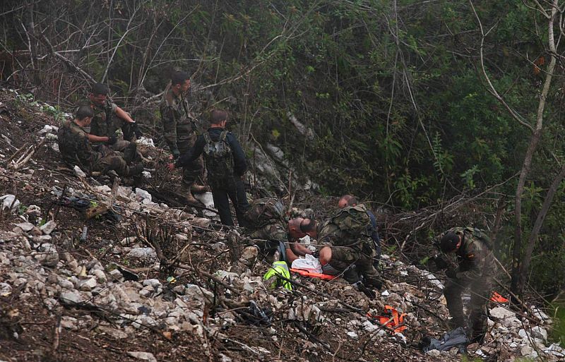 Los cuerpos de los cuatro militares muertos en Haití son trasladados al buque 'Castilla'