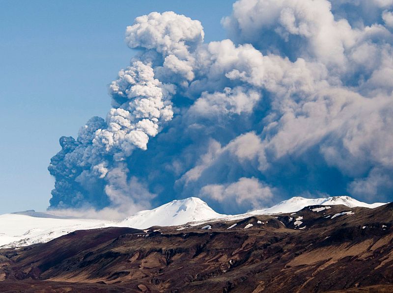 La erupción de volcán al sur de Islandia se mantiene estable