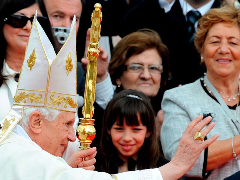 Benedicto XVI promete "medidas eficaces" a las víctimas de abusos por curas pederastas