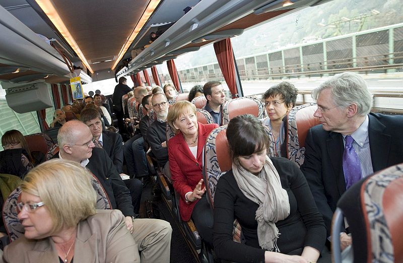 Angela Merkel llega a Berlín tras quedarse bloqueda por la nube de cenizas