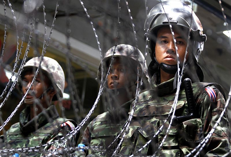 Soldados armados ocupan el distrito financiero de Bangkok para impedir nuevas protestas