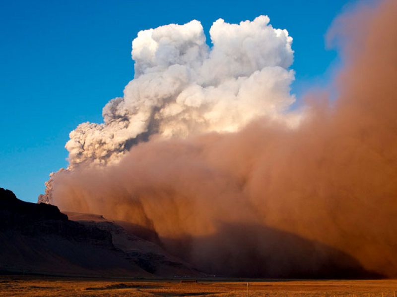 El volcán islandés anticipa un respiro a los cielos europeos al producir más lava y menos ceniza