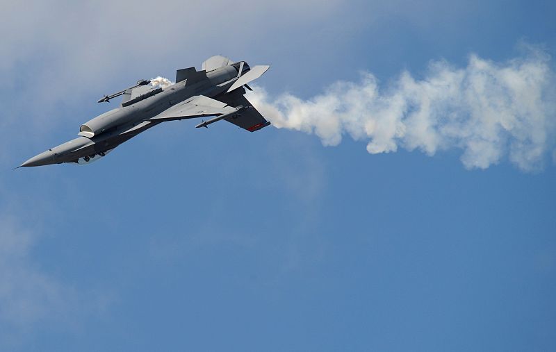 La nube de ceniza afecta los motores de un avión de guerra de la OTAN
