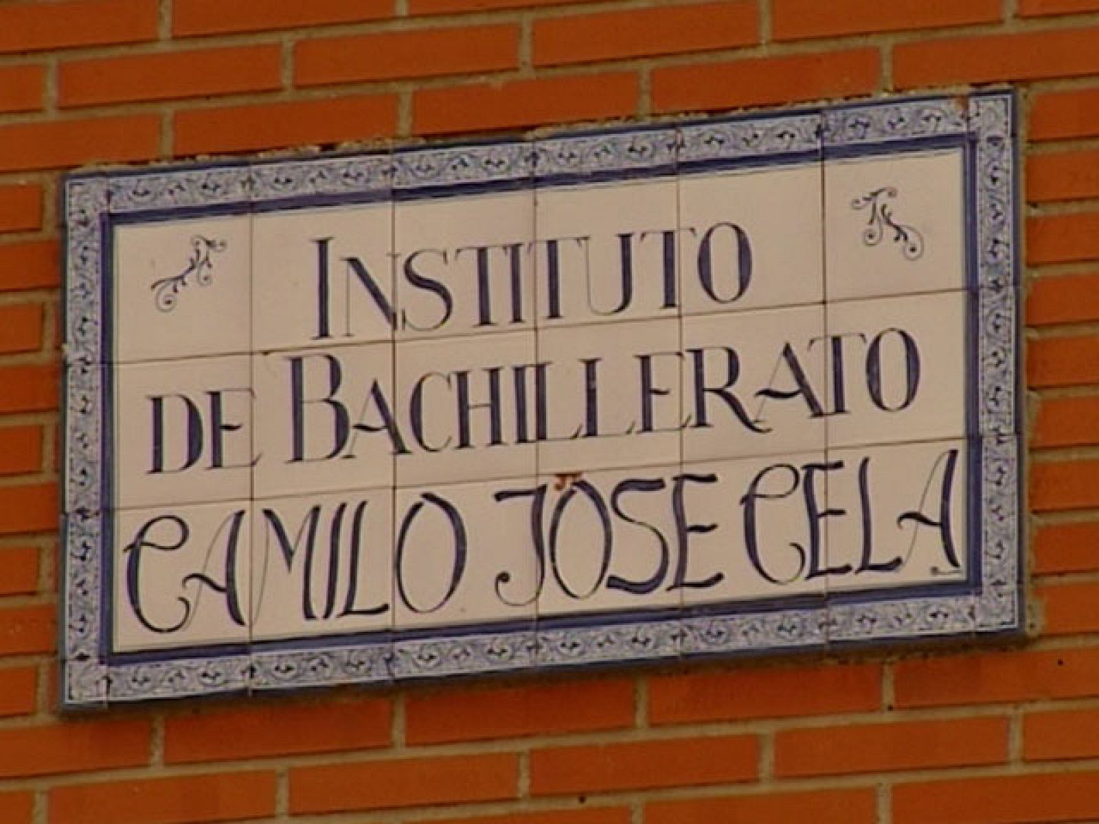 El Consejo Escolar del Instituto madrileño que impidió a una niña musulmana asistir con velo a clase decidirá si cambia o no su reglamento | Ver