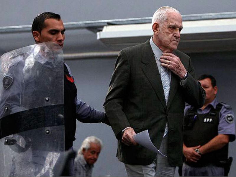 Condenan a 25 años de cárcel a Bignone, el último dictador argentino, por delitos de lesa humanidad
