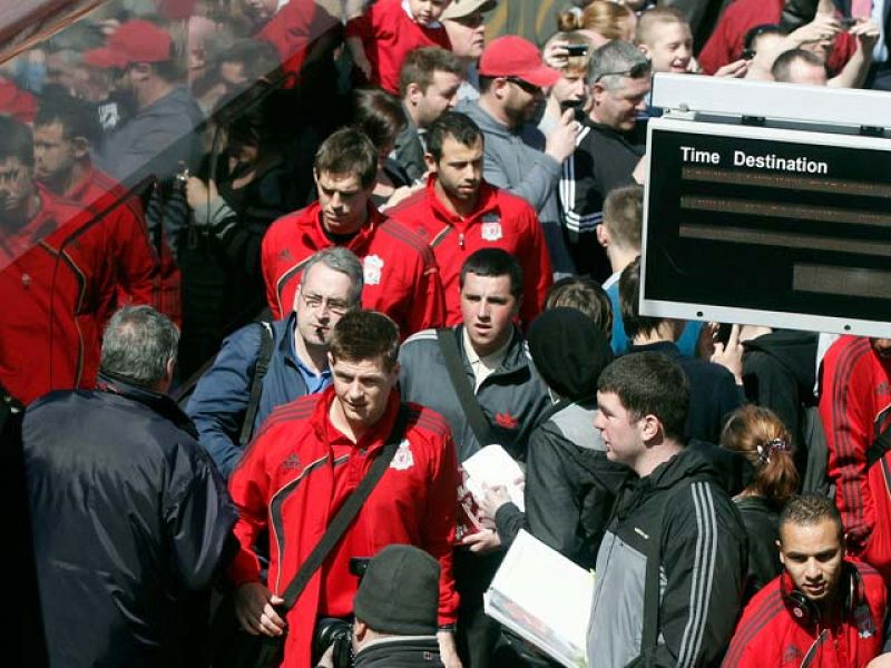 El Liverpool pernocta en París en la primera parte de su viaje a Madrid