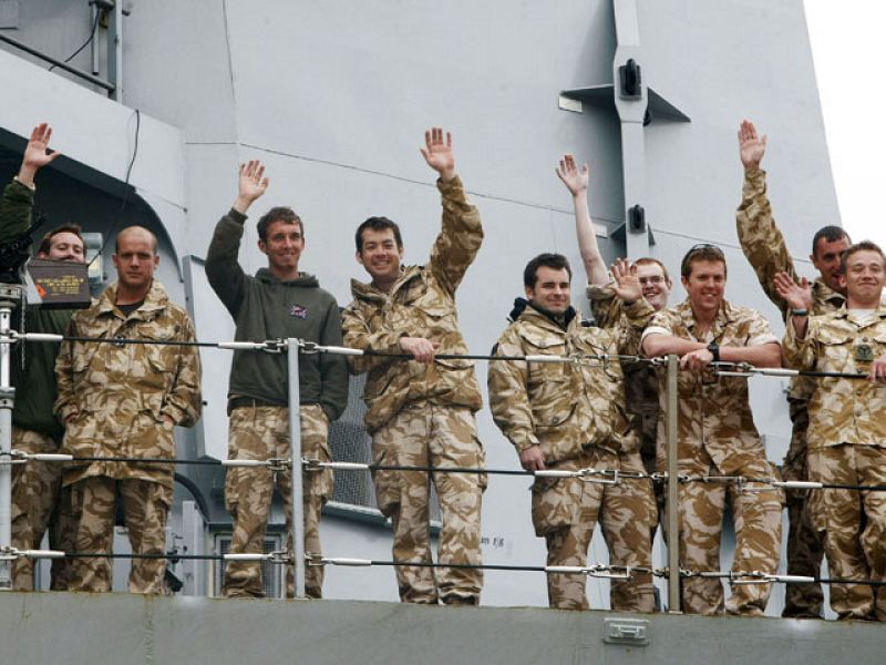 La Royal Navy 'rescata' a 250 civiles en Santander
