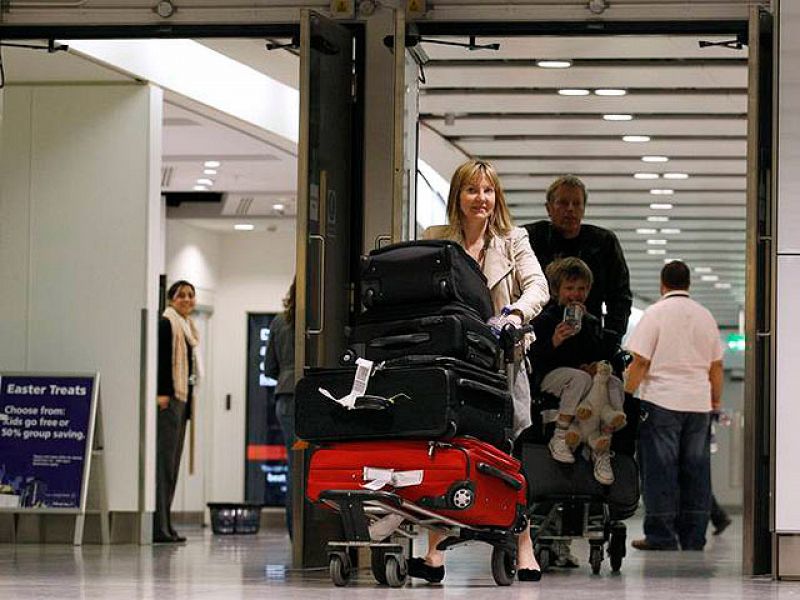 Europa vuela casi al completo tras abrirse los aeropuertos británicos e irlandeses