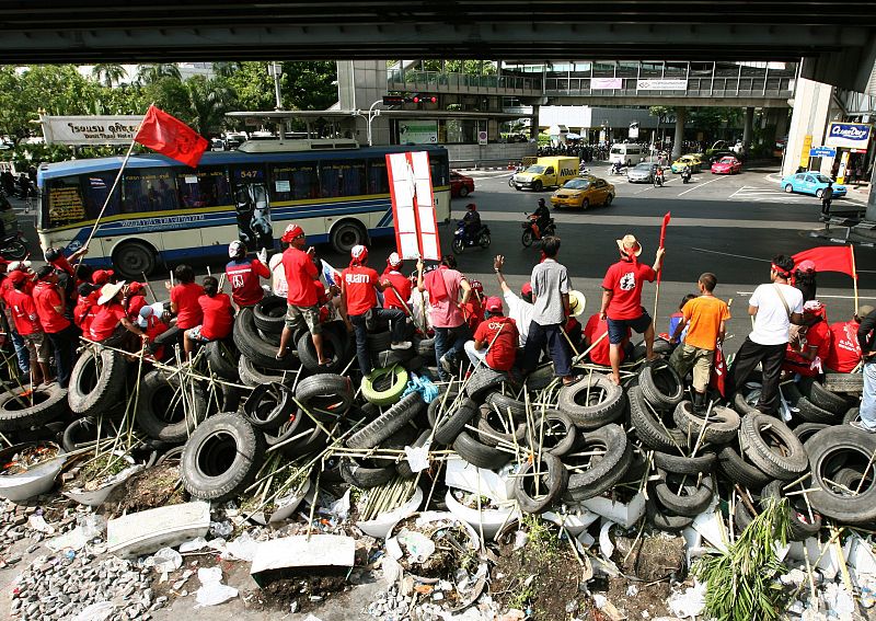 Los "camisas rojas" hacen suyo el centro de Bangkok frente al reforzamiento policial en la zona