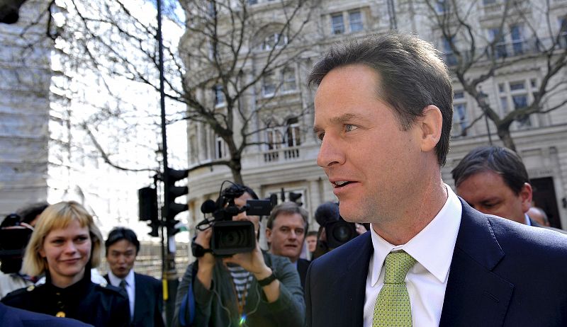 Clegg considera a Brown un "político desesperado" y le pone difícil un pacto postelectoral