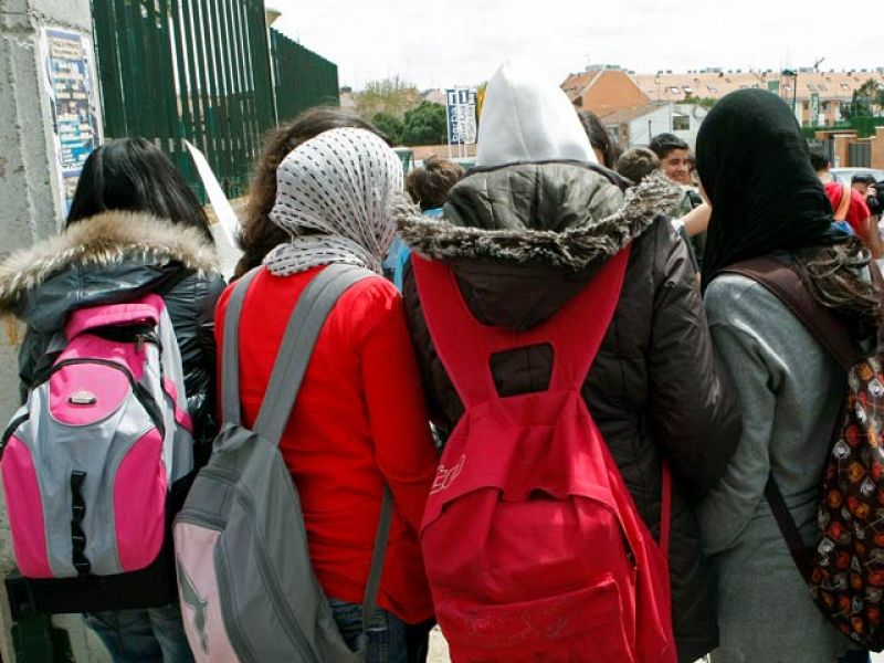 La familia de la niña apartada de clase por usar velo no descarta denunciar al instituto