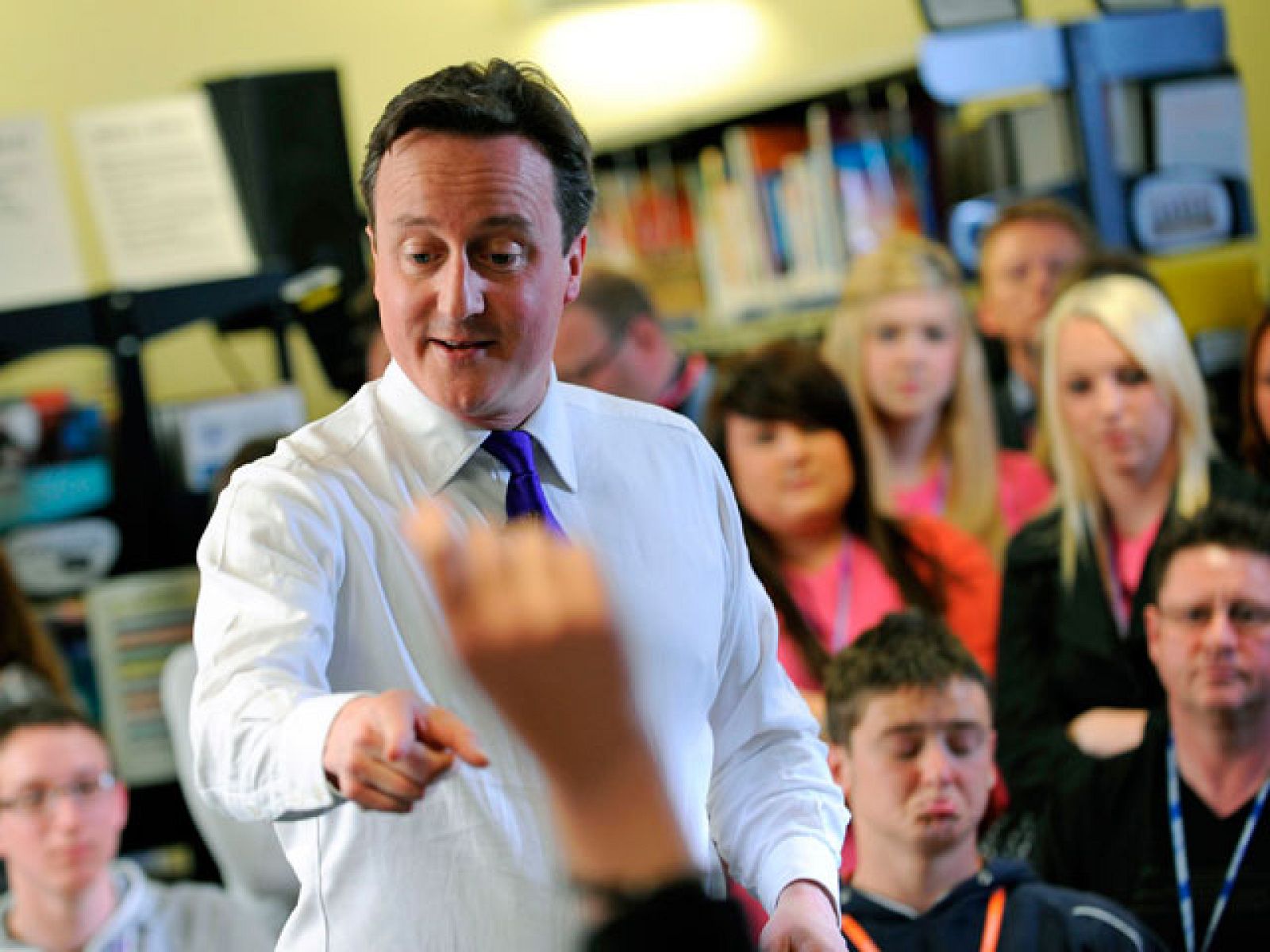 En el Reino Unido, un chico de 16 años le tira un huevo al candidato conservador David Cameron | Ver