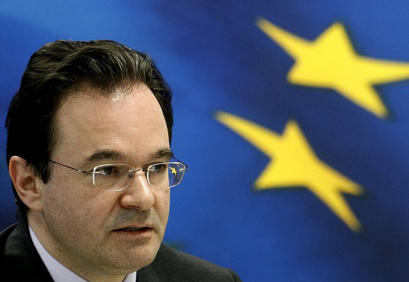 Bruselas eleva considerablemente el déficit público de Grecia en 2009, desde el 12,7% al 13,6%