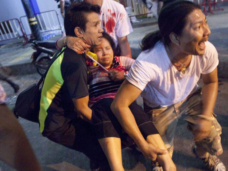 Tres muertos y al menos 75 heridos en cinco explosiones en Bangkok