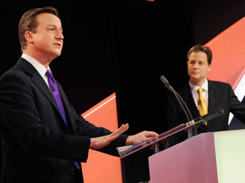 Clegg demuestra que no es "flor de un día" ante un Cameron arrollador en el segundo debate