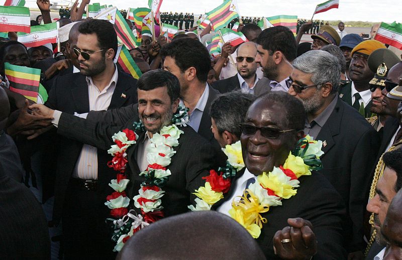 Ahmadinejad y Mugabe se unen contra la "satánica presión" de Occidente