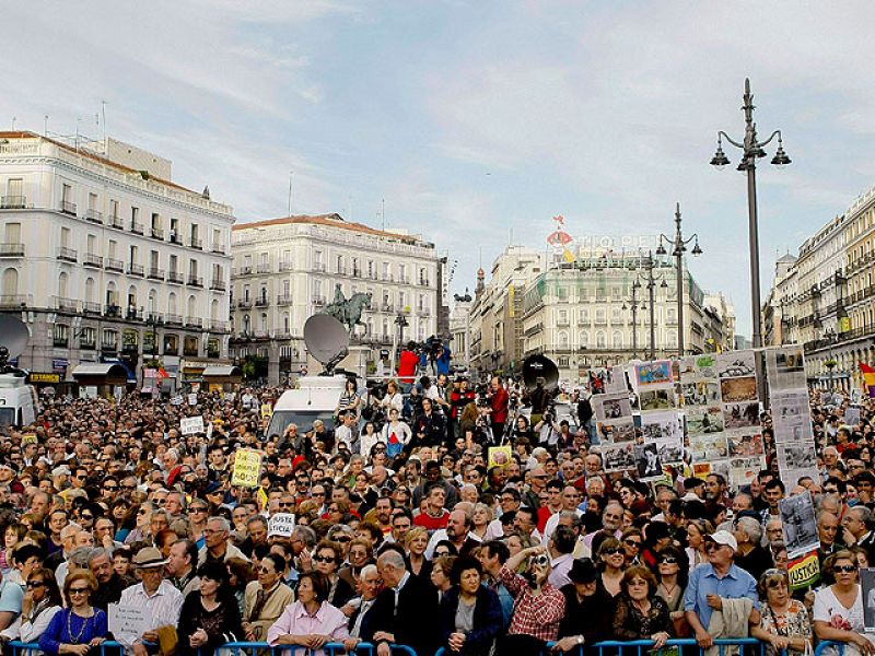 Miles de personas se manifiestan "contra la impunidad del franquismo y en apoyo a Garzón"