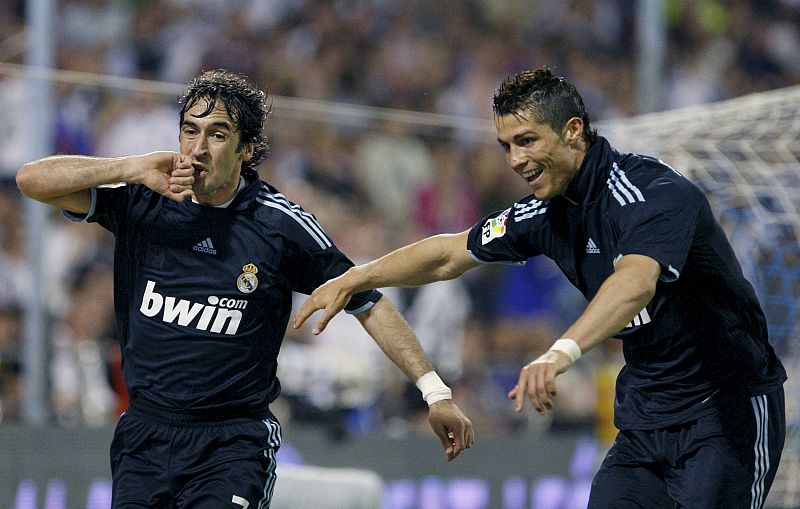 Raúl y Kaká resucitan al Madrid