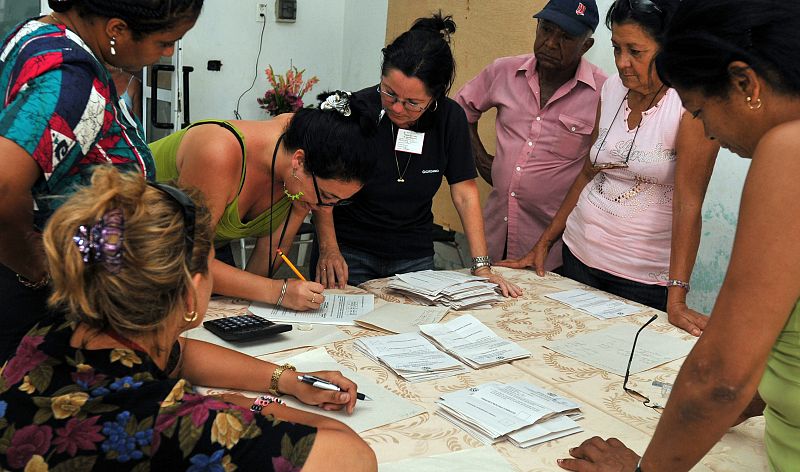 Fariñas usa su voto en las elecciones locales para pedir el fin de "la dinastía castrista"
