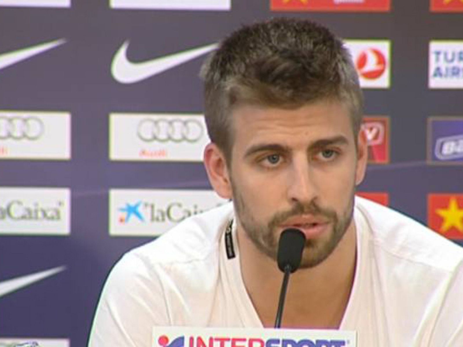 Piqué anima a la afición - Champions League | Ver