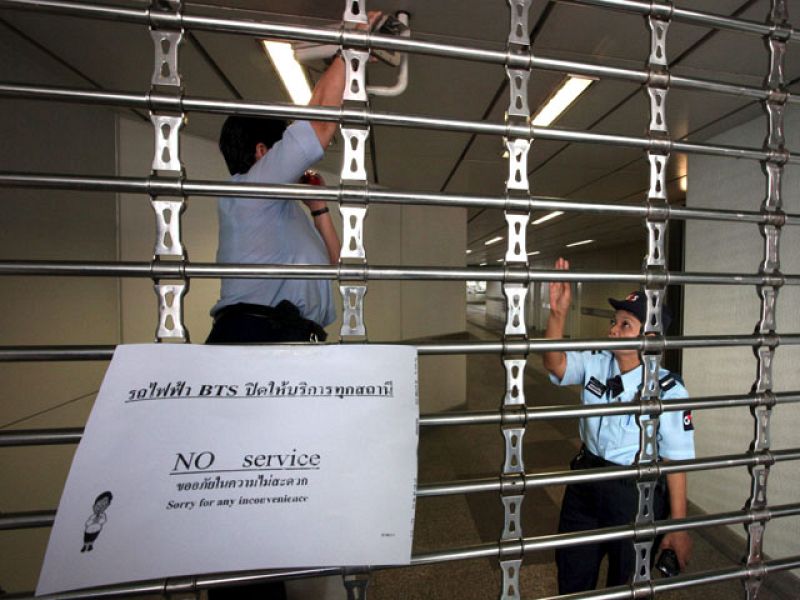 Los "camisas rojas" paralizan el metro de Bangkok durante cuatro horas en hora punta