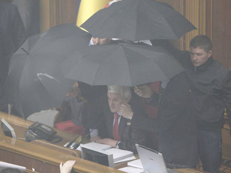 Huevos, bombas de humo e insultos contra el Presidente del Parlamento ucraniano