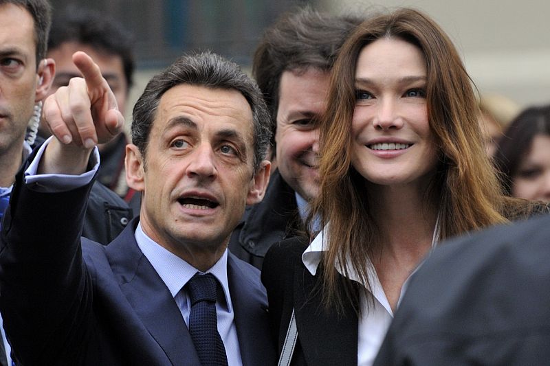 Un anuncio se mofa de la estatura de Sarkozy: "Haz como Bruni. Escoge un pequeño francés"